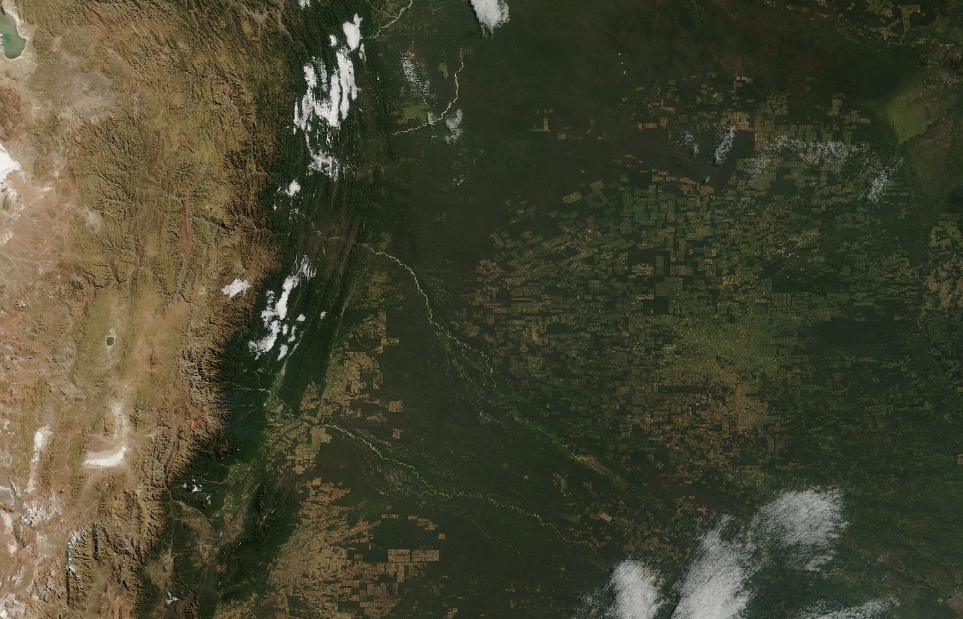 Imagen satelital MODIS Terra del corredor regional del Pilcomayo, desde los Andes hacia el Chaco, con nubosidad dispersa
