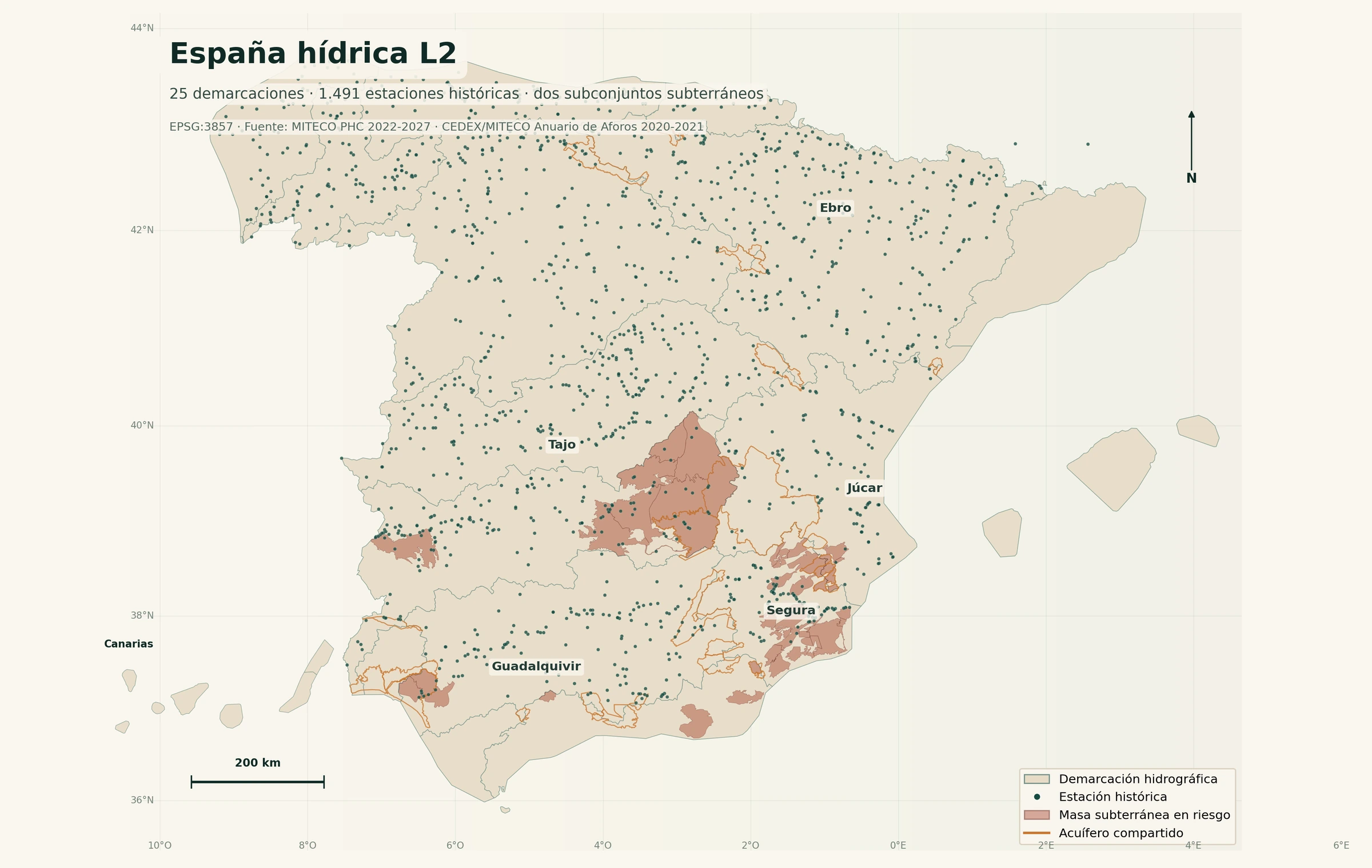 Mapa editorial de España hídrica L2 con demarcaciones hidrográficas, estaciones históricas, masas subterráneas en riesgo y acuíferos compartidos