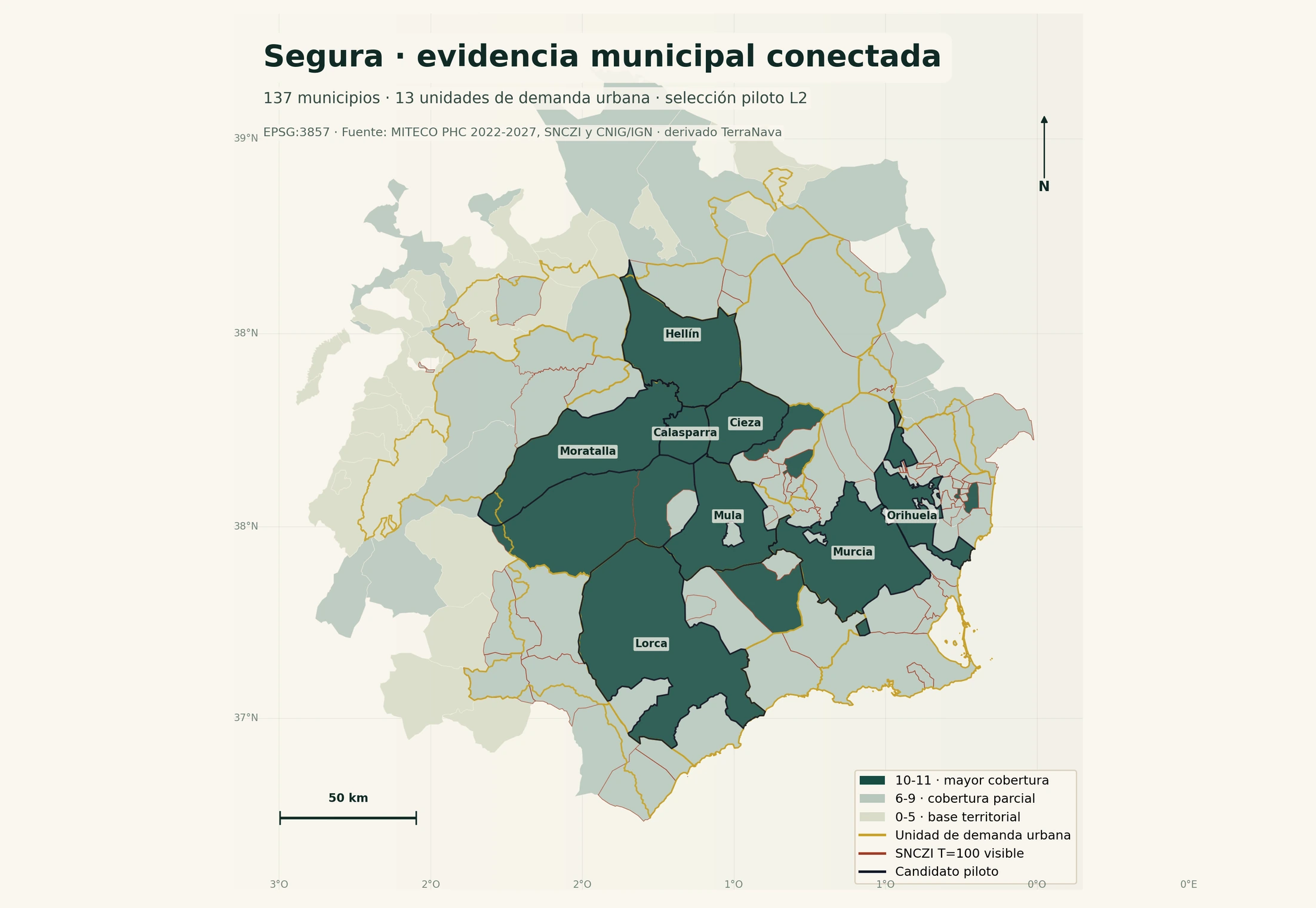 Mapa editorial de la demarcación del Segura con municipios, unidades de demanda urbana, cobertura SNCZI T=100 y candidatos piloto